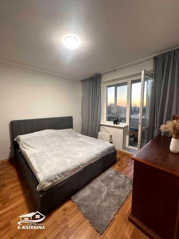 Продаж 3-к квартири вул Володимира Великого , 1