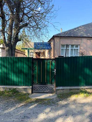Затишний одноповерховий будинок в місті.