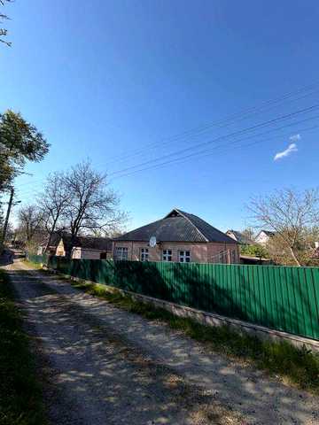 Затишний одноповерховий будинок в місті.