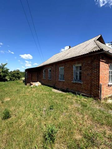 Будинок в гарному селі поряд з річкою