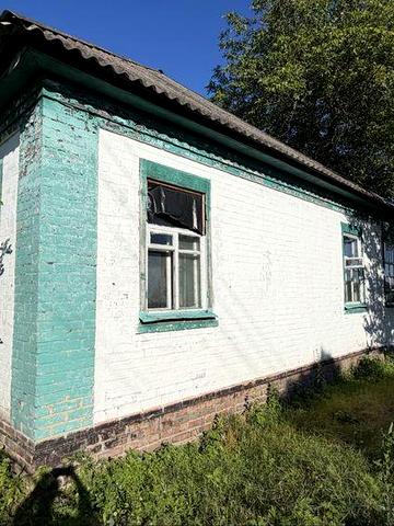 Продається цегляний будинок у смт Котельва, Полтавська область. Газ, світло, затишне подвір’я. Деталі та перегляд — у приватні повідомлення.