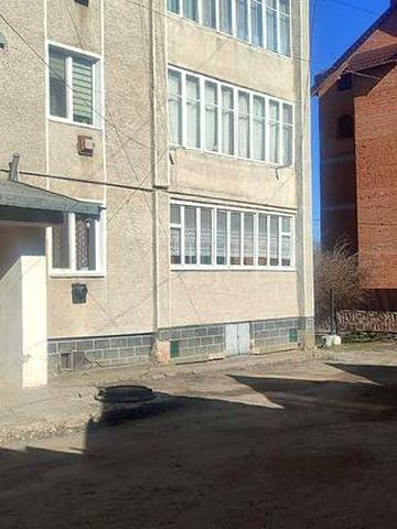 Продається трикімнатна квартира з гаражом