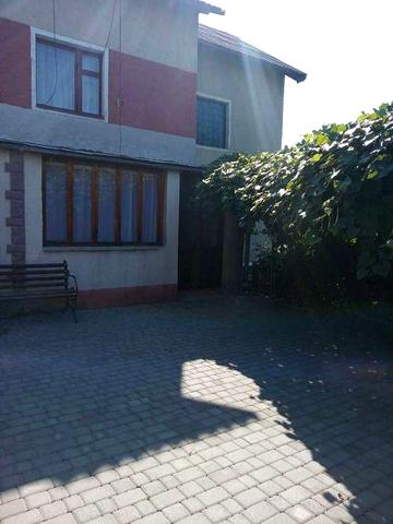 Продається будинок в центрі смт Глибока