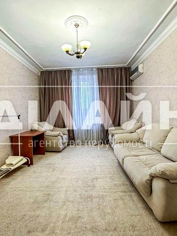 Зручна 2х кімн сталінка по Соборному 159 ( Карлеоне )