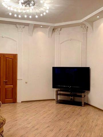 Продам 4х-комнатную квартиру ,170 кв,Днепр ,центр
