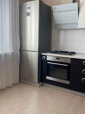 Простора 2-к квартира 70,2 м² з автономним опаленням, вул. Незалежності 18. Власник