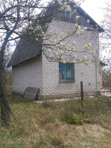 Дача коло річки і лісу