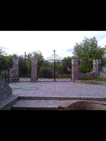 Двоповерховий будинок в с. Кінецьпіль.