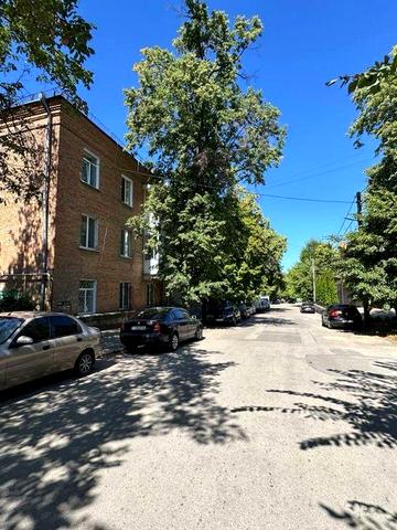 Квартира двокімнатна «сталинка» центр