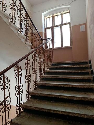 Продаж просторої 4-кімнатної квартири в історичному центрі Чернівців (вул. Переяслівська)