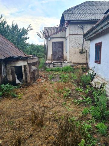 Чудове розташування: всього 10 хвилин пішки до автовокзалу.
​Комунікації: підведені газ та світло, вода на вулиці (є