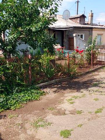 Продається частина будинку ,площею 32.70 кв м,по вулиці Петровського 77 ,кв 3(Шухевича)двір на 2 хазяїна,,поряд з вулицею Київська