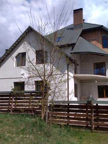 Продам половину будинку у затишному місці