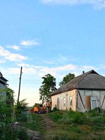 Продається будинок у центрі села з великою земельною ділянкою 60 соток