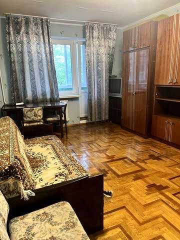 Метро Лівобережна 2-кімнатна квартира