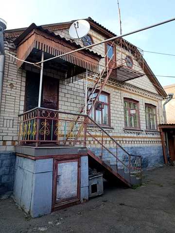 Добротний цегляний будинок у центрі смт Вапнярка, 12 соток, гараж та всі зручності