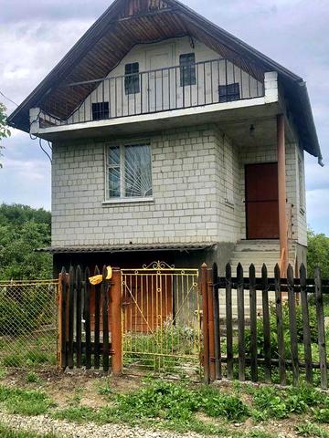 Продається дачний будинок з землею