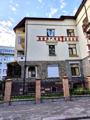 Продаж квартири 154 м2 вул. Кубанська в Австрійській віллі біля парку Ближній центр Є власне паркомісце, сауна, камін,  гарне внутрішє подвір'я