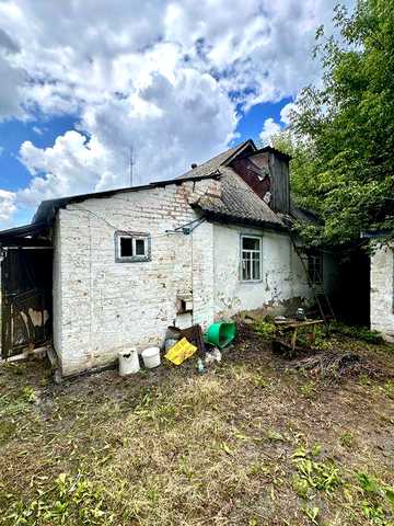 Продаж будинку з комунікаціями та великою земельною ділянкою! До Києва всього 50 км
