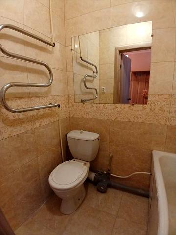 Роменська,ПЕРШИЙ ПОВЕРХ,газ.колонка - гаряча вода