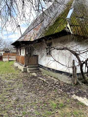 Продається  старий будинок з земельною ділянкою