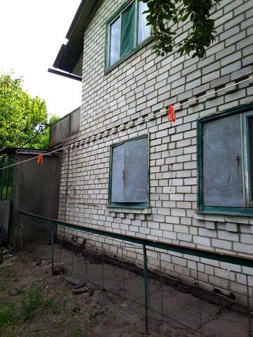 Про дам дачний будинок з гаражем