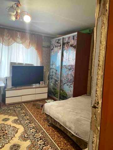 Продається 3-кімнатна квартира ,4/5 поверх.Частково з ремонтом.Торг можливий.