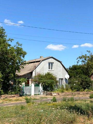 Продаж будинку з двором, садом і технічними спорудами