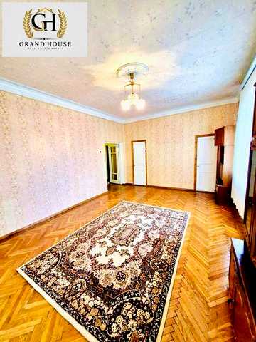 Продам елітну трикімнатну квартиру в центрі міста - 100 м².