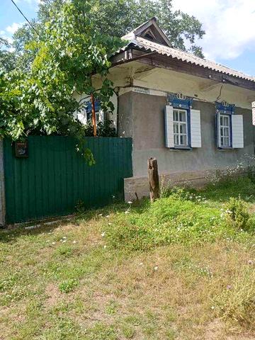 Продам газифікований будинок зі зручностями.