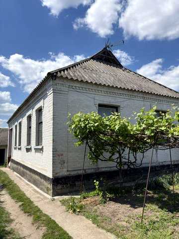 Продаж будинку в центрі смт Рокитне
