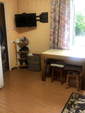 Здам окрему частину будинку з паркомісцем