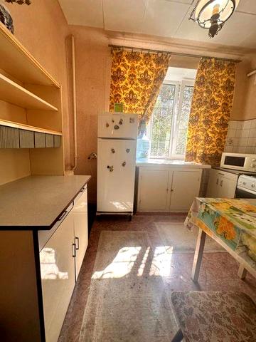 Продам двокімнатну квартиру вул.Воскресенська 1а
