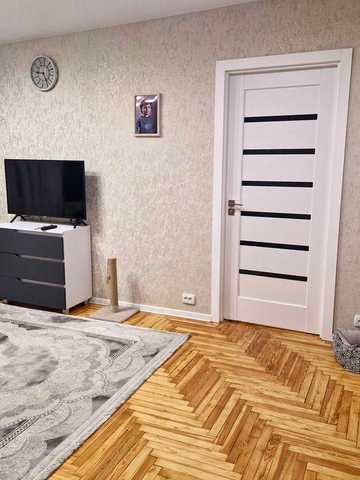 Продам 2х- кім. квартиру на пл.Фестивальній