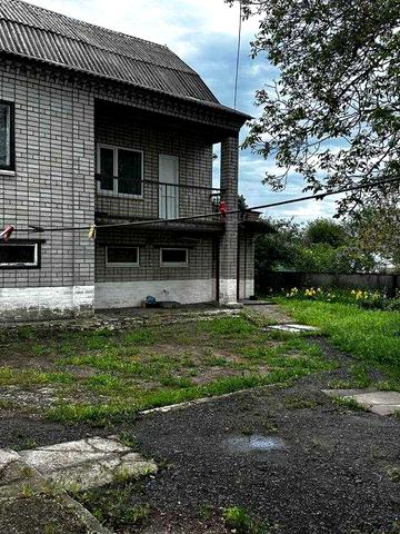 Продам  два будинки в одному дворі
