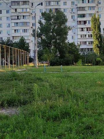 Оболонь, вул. Героїв Дніпра, 59 (метро Героїв Дніпра — 800 м.).