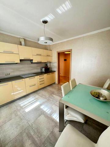 Продаю двокімнатну квартиру 69м2 з РЕМОНТОМ в ЦЕНТРІ м. Ірпінь. Завжди є СВІТЛО! 7 поверх. Два БАЛКОНИ