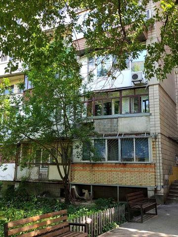 Олександрівська Слобідка, Соломянка ( поруч Севастопольська  - Соломянська площі), Озерна 7.