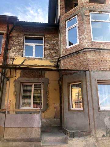 Продаж трирівневої квартири будинкового типу на вул. Остряниці