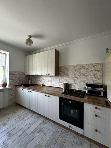 Продаж квартири 130.4 м.кв., вул. Івасюка / Винники
