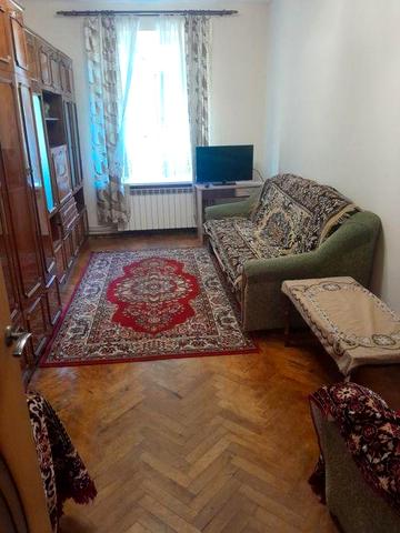 Продається 1-кімнатна квартира,  майже в центрі з простором терасою.