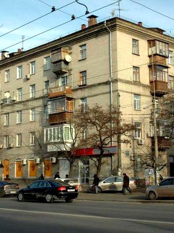 м. Дарниця , 2к сталінка біля метро . Будівельників 38/14
