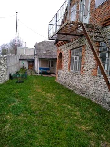 Домогосподарство разом із ковбасним цехом та земельними ділянками