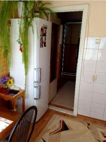 Продаж 2- х кімнатноі квартири в ужгороді вул . Нахімова 9 поверх. Кімнати роздільні ванна та туалет окремо , дах не тече світло цілодобово