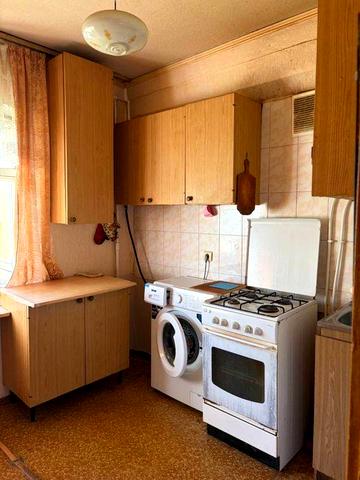 Продаж 2 кімнатна квартира . Київ вулиця Щусева 8А. 4 поверх 48 квадратів . Без комісії. Переоформлення мінімальне 2 %