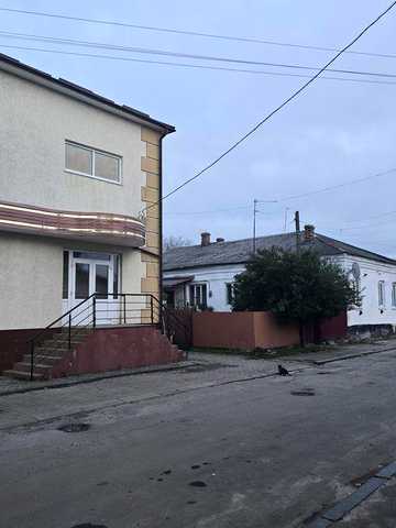 Продам  квартиру + земельну ділянку в центрі м.Березне