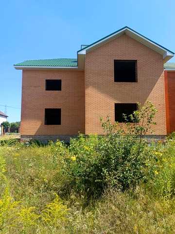 Продаж великого будинку без внутрішніх робіт в передмісті