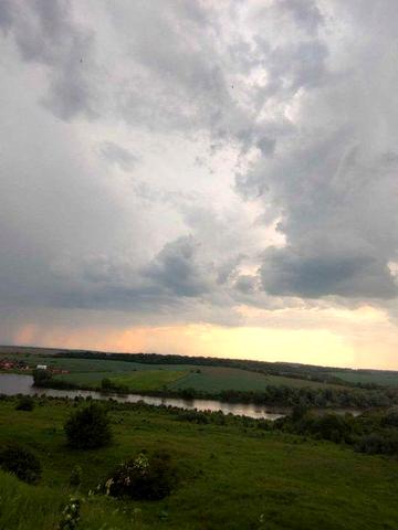 Дачний будинок із копанкою біля озера