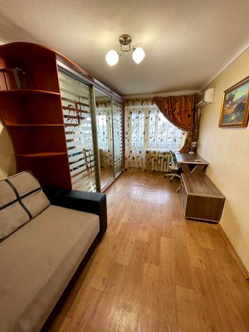 Радистів вул., 4