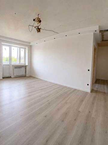Продам 2-кімнатну квартиру-студію 55 м² з ремонтом у центрі Ромнів